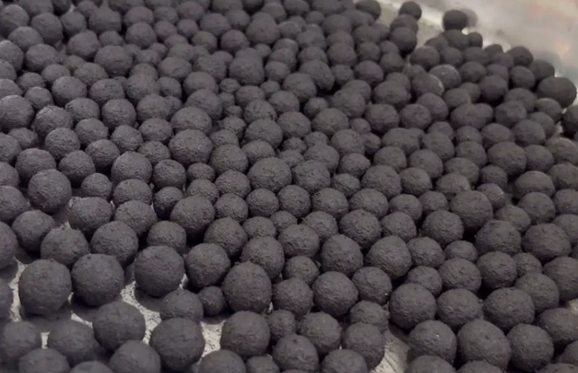 使用球团矿有机粘结剂对钢铁厂的出产效能有何影响？